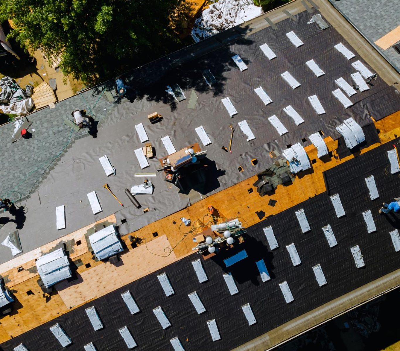 Licensed roofing contractor in Lincoln, NE providing safe roof installations